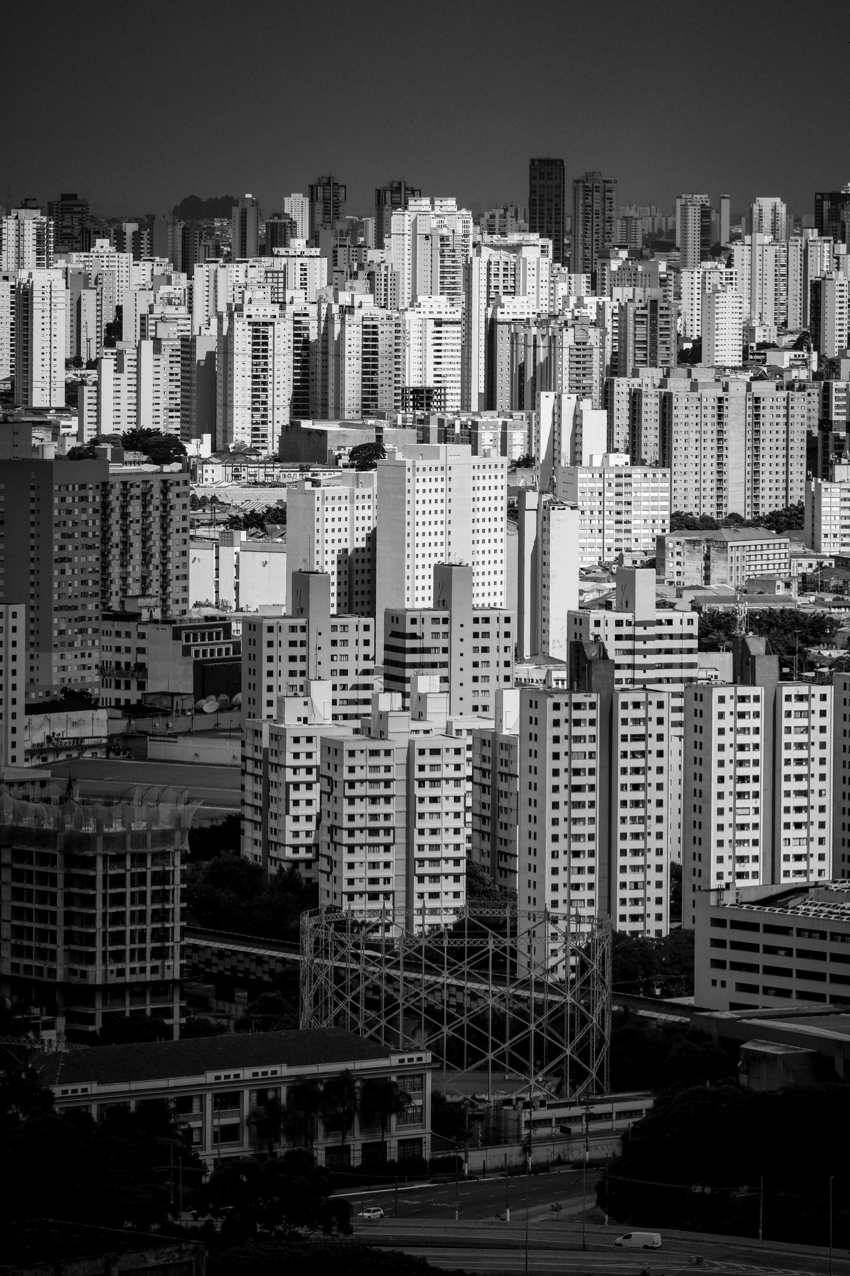 Photo by Nascimento Jr.: https://www.pexels.com/photo/black-and-white-cityscape-of-urban-skyscrapers-29718224/