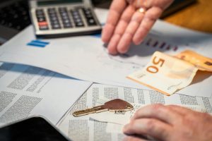 Debt recovery by jakubzerdzicki. Source: pexels